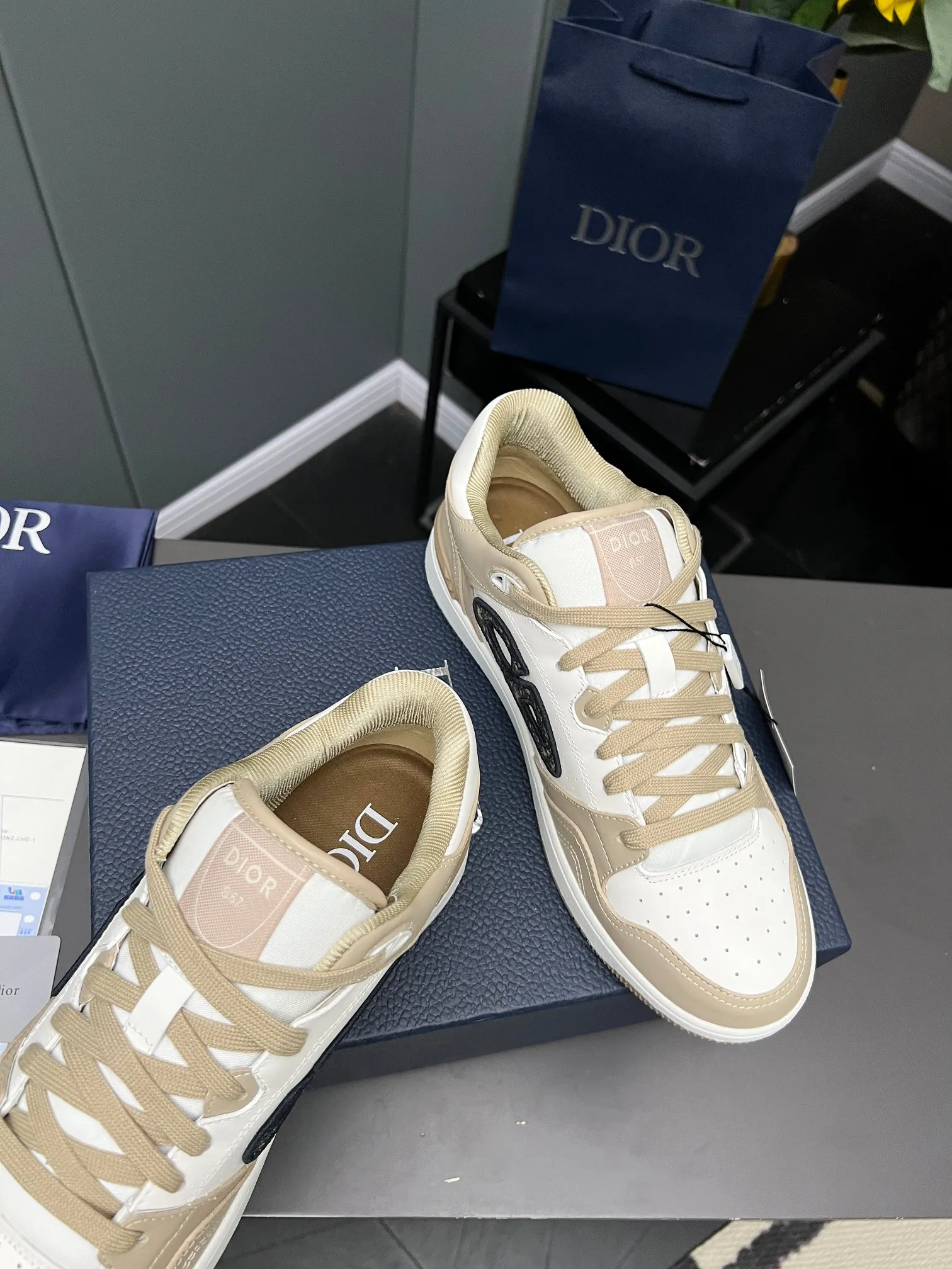 Men's Men's Shoes 💰600 Dior DiorB57 top version of low-top sneakers! ! ! Navy blue with beige smooth first-layer cowhide, fully oiled edges, T men's shoes 💰U outsole.  The 2024 autumn men's wear series has made a wonderful debut, a new classic item launched by Dior. Crafted from smooth first-grain cow leather in navy blue and beige, it's accented by a large leather heat-stamped CD logo on the sides. The distinctive laces of the same color match the color of the shoe body, and the opening and closing are decorated with various classic details on the tongue, sole and back side to enhance the style. The eyelet details, upper stitching and heel strip panels of the same color highlight the dynamic charm of its sports style. Exclusive two-color molded T men's shoes 💰U outsole is light, comfortable, non-slip and wear-resistant, the mesh lining and feet are customized with original colors, soft and breathable. Exquisite production technology highlights the grade, and can be matched with all kinds of clothing to create a refined look.
